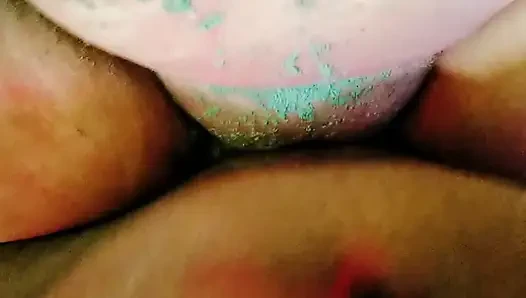 Holi-special: Stiefvater fickt geile stieftochter im badezimmer mit rotemGulal auf ihren dicken titten