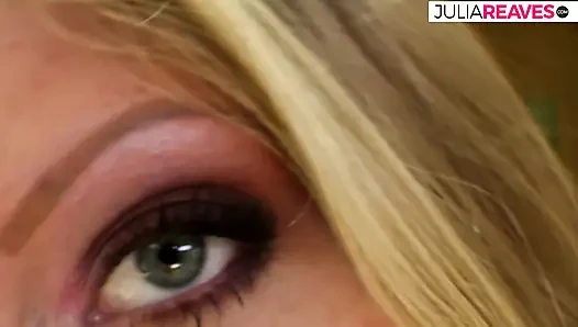 Blondes schätzchen fingert ihre muschi, nachdem sie sich mit einem dildo gefickt hat