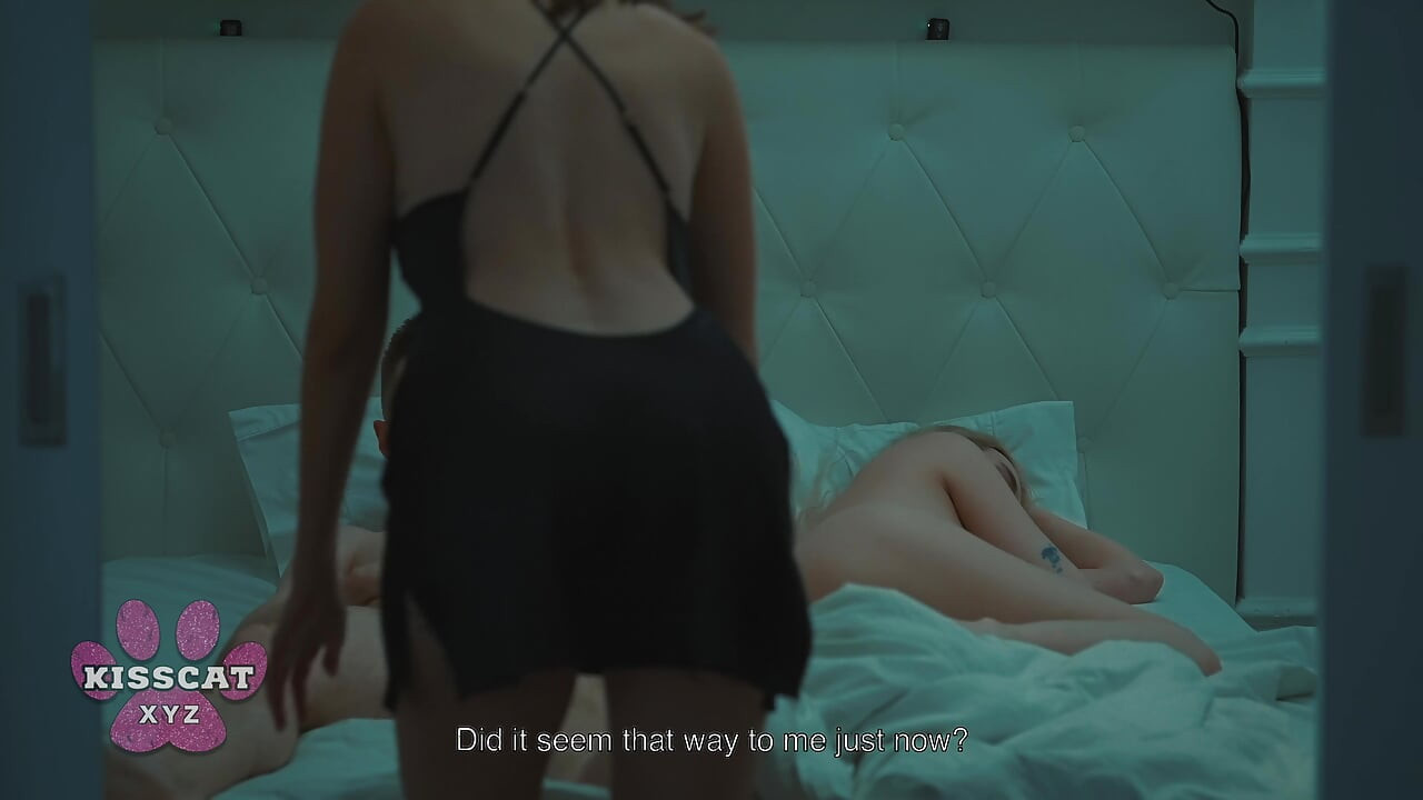 Esposa gostosa pega marido gozando dentro de Amber Kawaii e fode duro na cama compartilhada