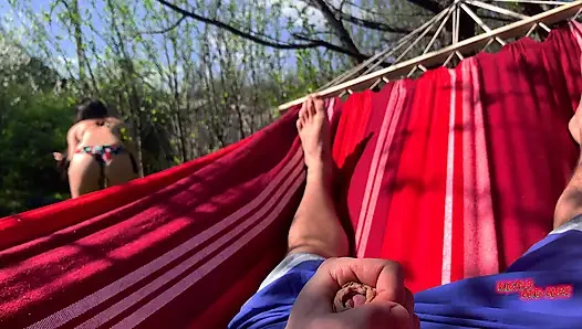 Üvey erkek kardeşim beni gözetliyor ve götüme mastürbasyon yapıyor