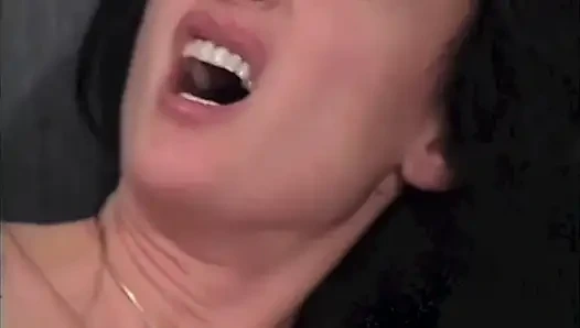 Tante seksi ini lagi ngenen dientot sama kontol besar pria kulit hitam