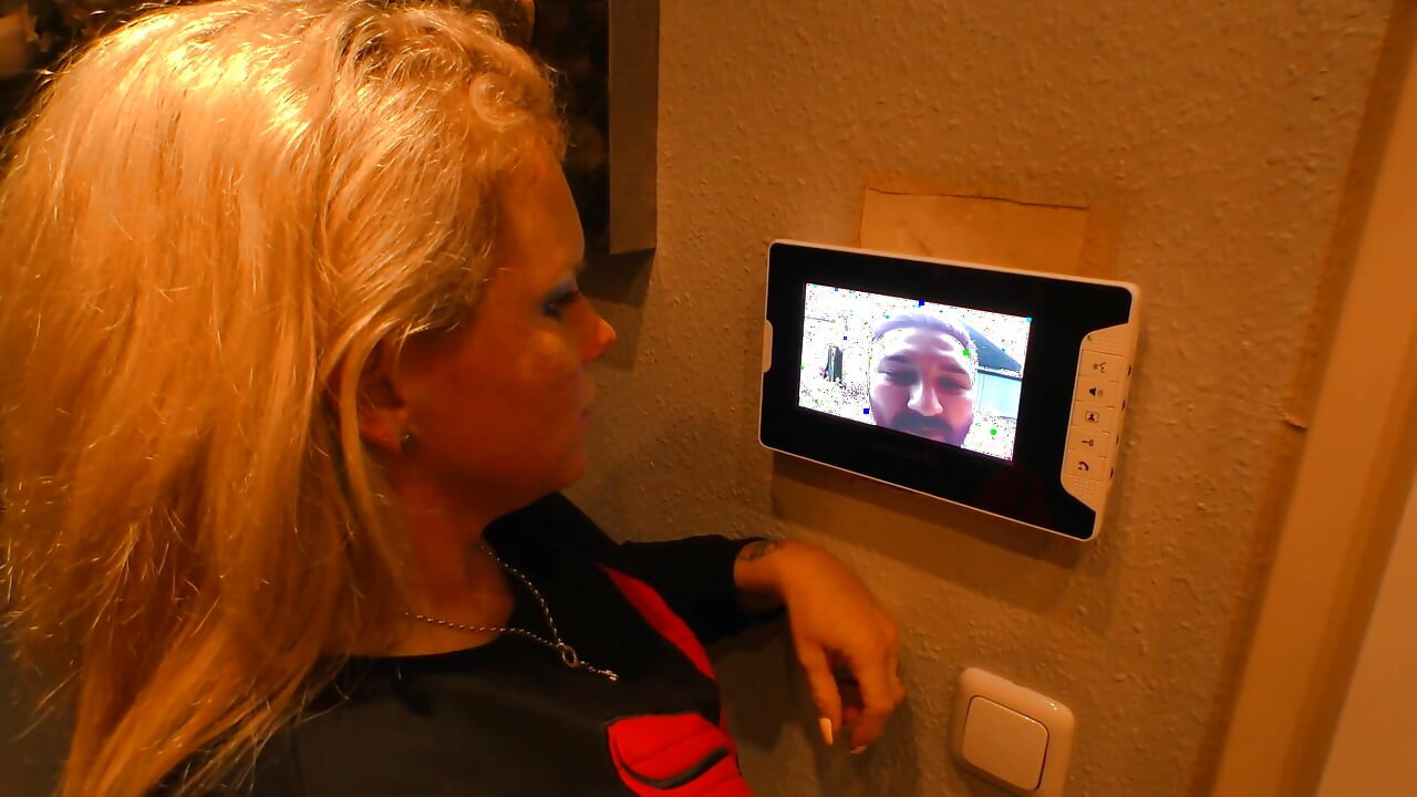 Si blonde berpantat besar dengan tatu dikongkek pepeknya dengan keras