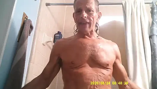 Kobra ile duş alırken sağlık bakımlarının kâr için olduğunu ve size dışarı çıktığını açıklıyor