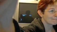 Reife weiße Amateur-Frau vor der Webcam
