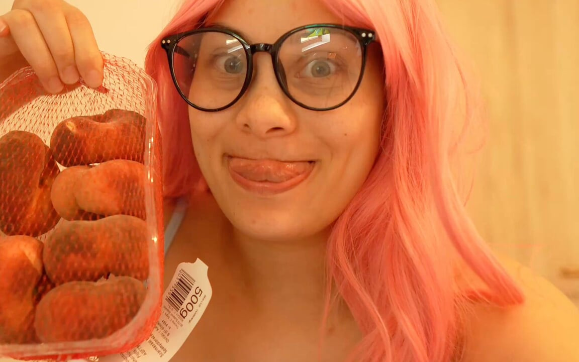 I’ll Show You How I Usually Eat; I’m so Happy Because the Food Is Delicious-it Gives My Face an Orgasm, and I Make Silly Face