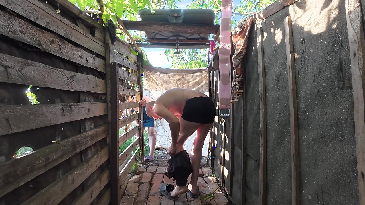Gadis gemuk 4k menyabuni payudara besar basah di samping kontol besarnya di kamar mandi luar ruangan