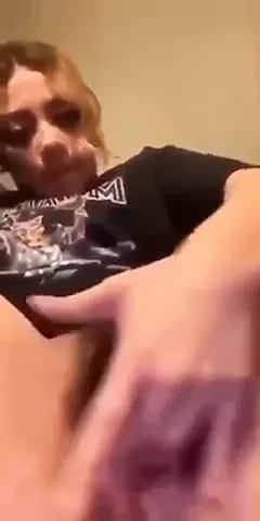 Famous chick tiuwettz