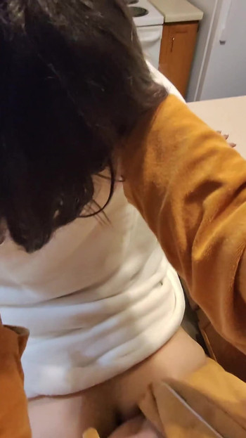 POV žena uhvaćena u kupaonici i jebana od kupaonice do spavaće sobe do kuhinje