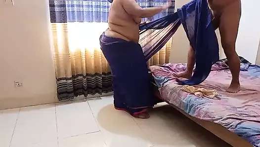 Une mamie gujarati sexy porte un sari sans chemisier, quand un mec de 18 ans lui a attaché les mains avec un sari et un jabardast
