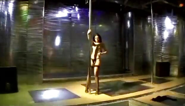 극에 놀리고 자지를 따먹는 라틴계 여자 스트립