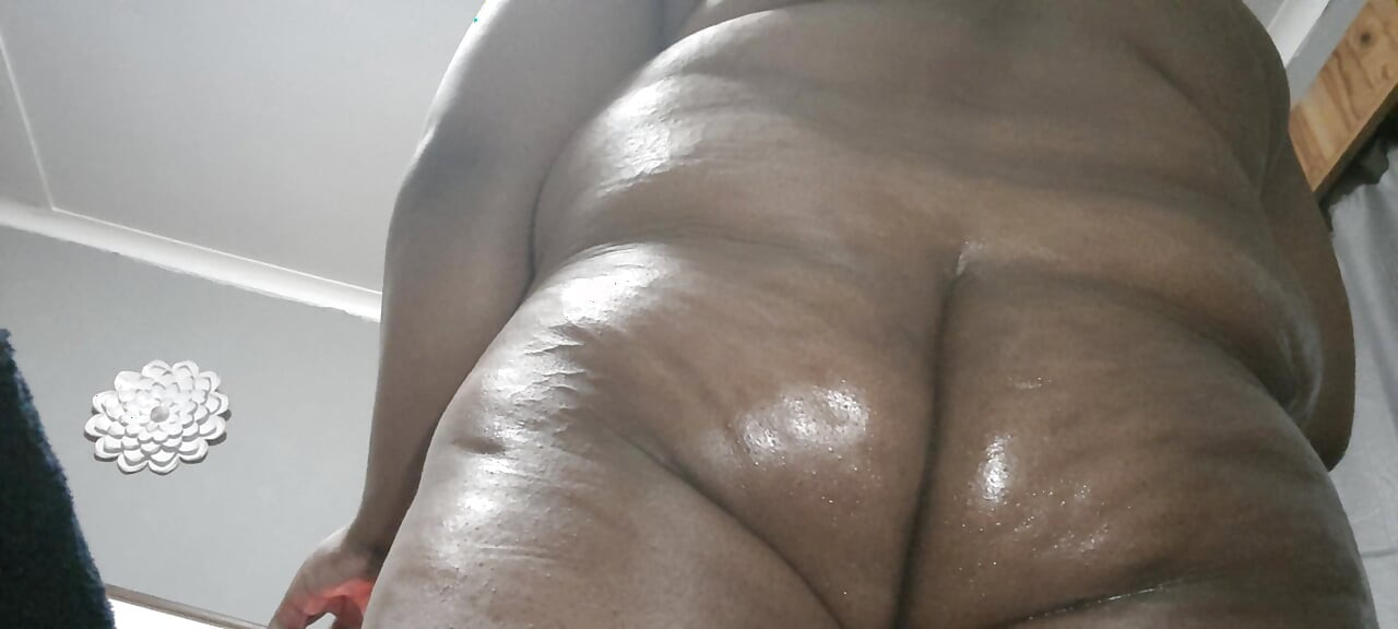 สาวสวยตัวใหญ่ข้ามเพศช่วยตัวเองและถึงจุดสุดยอด