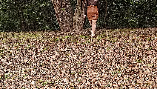 İnleme ve boşalmaya başlayana kadar büyük şişman beyaz sulu götüme, kalın bacaklara ve kalçalarıma bakmaya devam et