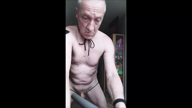 EXHIBITIONIST BEDROOM VACUUMCLEANER SEXSHOW 2
