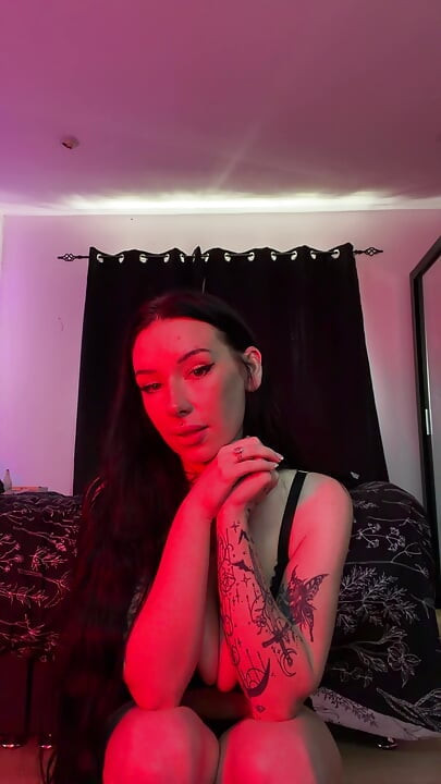 Curvă gotică britanică ASMR cu instrucțiuni de masturbare