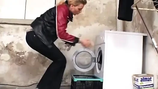 Blondine reitet harten schwanz in der waschküche im keller