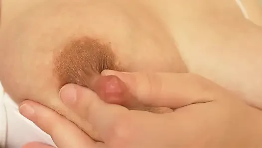 Meine stiefschwester zeigt ihre cameltoe-muschi im rosa höschen und masturbiert, dann enthüllt sie