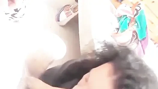 Erkeğini mutlu etmek için itaatkârca aletini emiyor