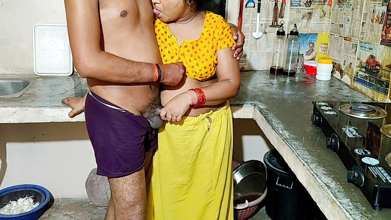 भाभी पड़ोसी लड़के को रही है