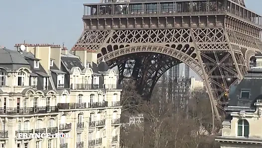 Sugar daddy jadul ini memilih untuk tinggal di rumah sama pelacur saat liburan