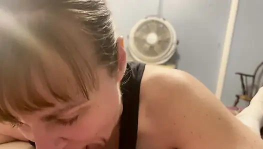 Она так рада пососать член и глотать сперму для всех тебя!