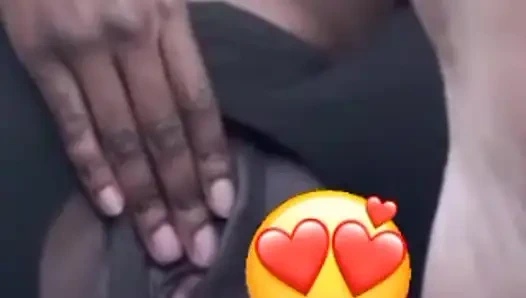 Muncrat di dalam mobil bosku