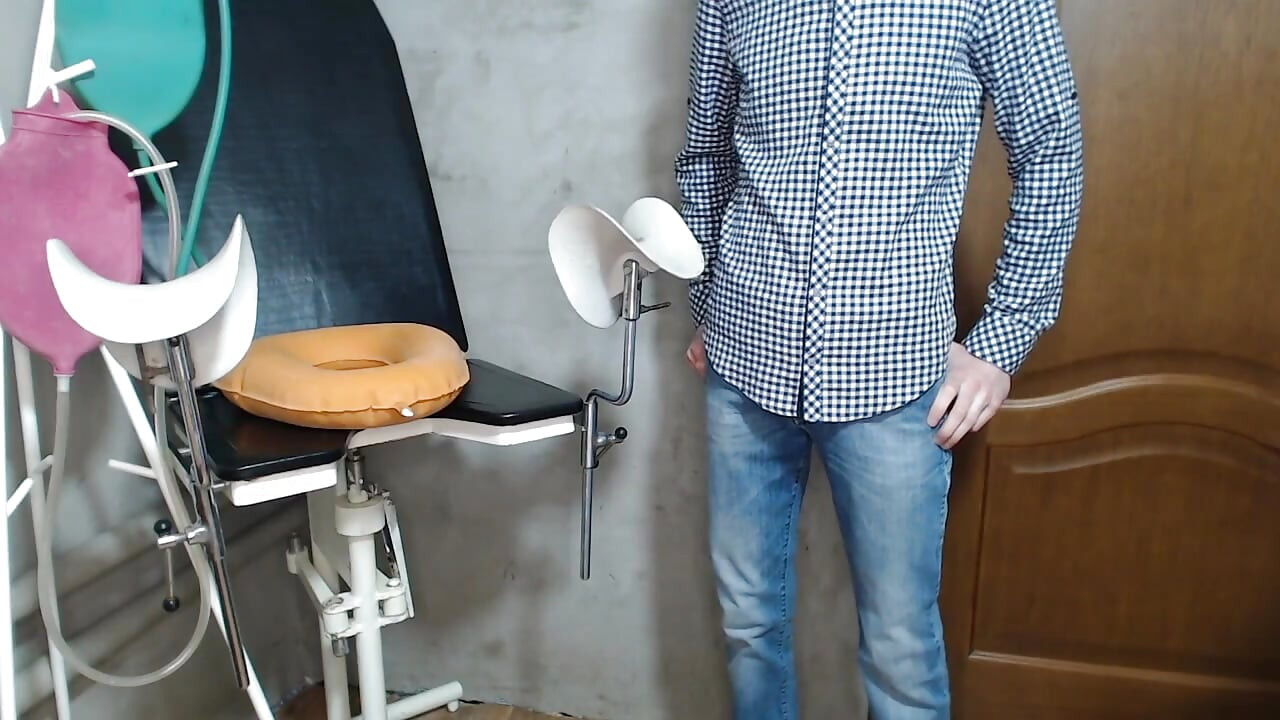 En sykepleier med store bryster lar en pasient komme