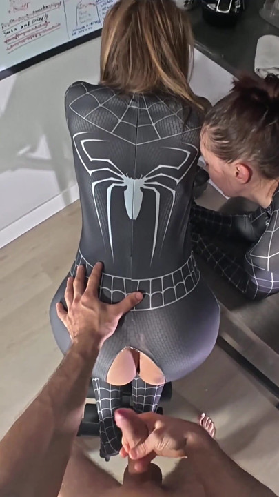 Sacanagem cosplay meia-irmã e sua namorada se veste como Meninas Aranha. Ffm sexo a três buceta e gozada interna anal