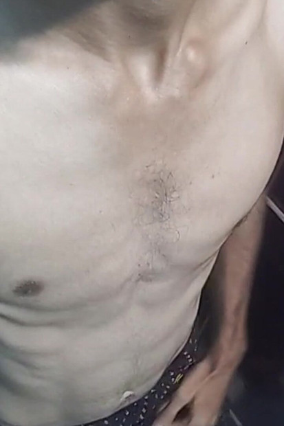 Pravi tamilski dečko na telefonu s kamerom