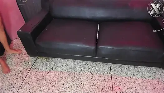 Itu mengisi mulut saya dengan air mani dan saya membuatnya menggelembung - saya bermain dengan susu