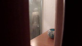 Gitte uit Denemarken scheert zich onder de douche
