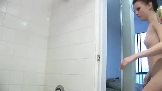 Очаровательная брюнетка показывает свои маленькие сиськи и круглую задницу во время душа