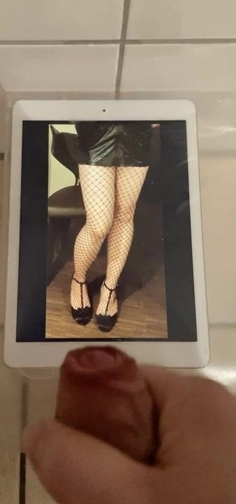 Cumming for Anjas legs