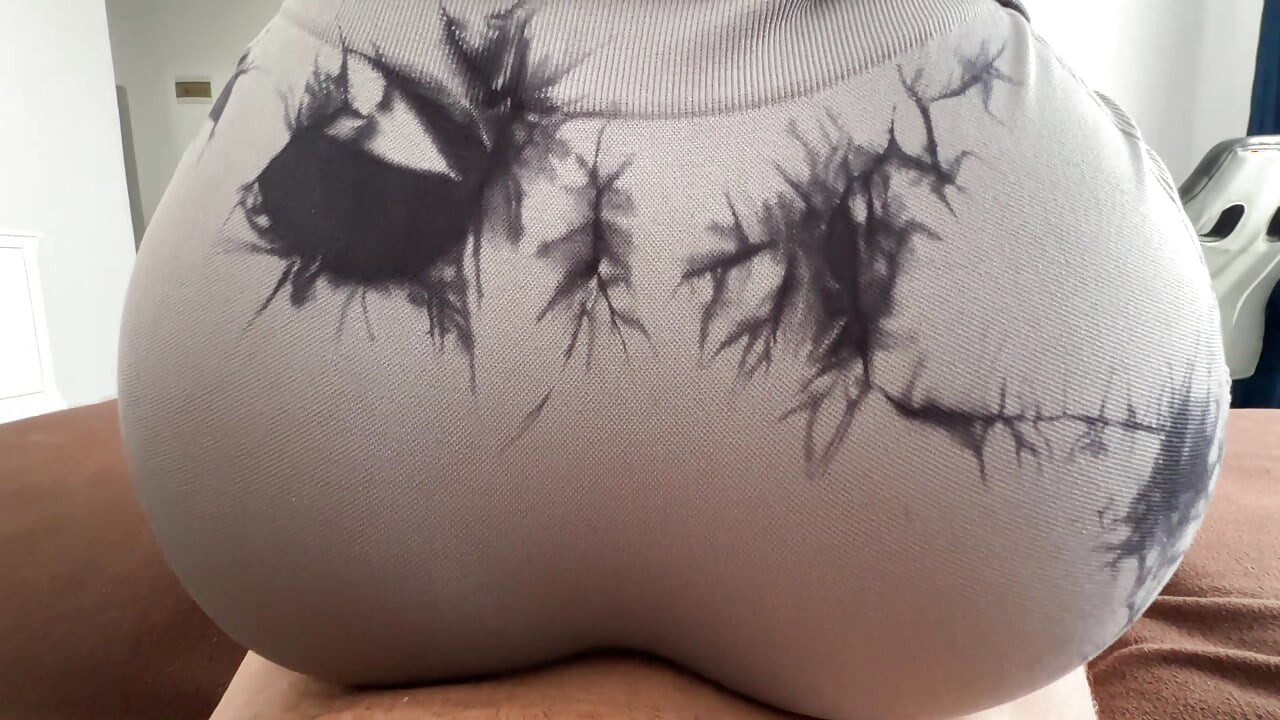 Τέλειος κώλος με σκισμένο κολάν καβαλάει πούτσα στη θέση της Ανάποδο καουμπόισσα POV