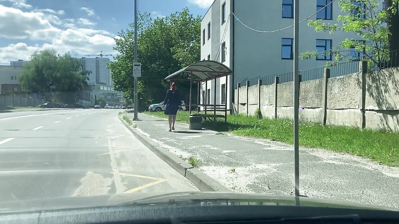 Masturbando-se com banana e comendo na estação de ônibus em office look