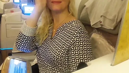 Istri pirang dewasa menikmati seks oral