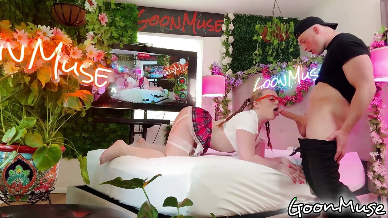 金髮女郎 Eva Nyx 不停呻吟，男人用力操弄她的騷穴