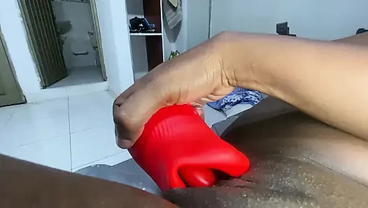 Ich benutze meinen neuen vibrator, um einen guten squirt zu bekommen