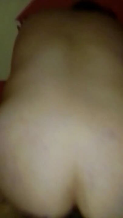 Meine Kleine Schlampe Sitzt Mit Ihrem Rosa Hintern Herum