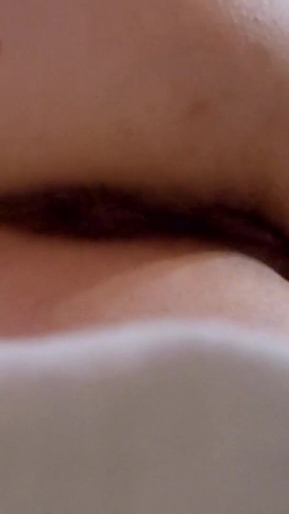 Saat yang tak terlupakan dari "Aku suka masturbasi dengan kaki melintang, aku meremas pinggulku sampai orgasme! Berdenyut dan anus close-up"