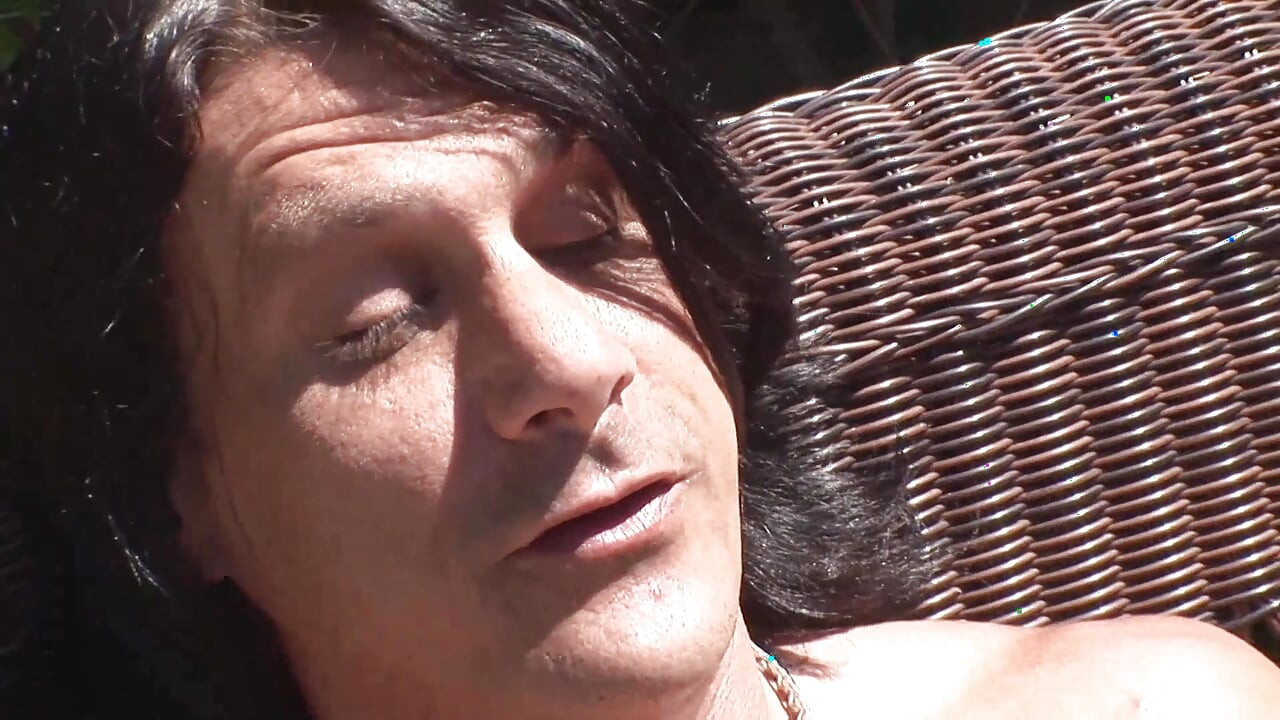 Kedua lubang cewek rambut pirang ini dientot habis-habisan sama kontol monster sampai lubangnya menganga lebar