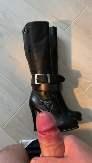 Éjaculation sur des bottes à talons hauts