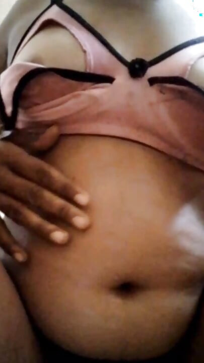 看看一个年轻女孩是如何在村里洗澡的