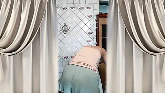 Ateşli ev hanımı Lukerya sabahları mutfakta dans ediyor.