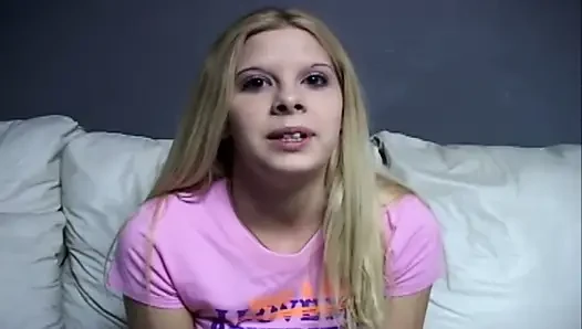 İki sarışın kız nasıl porno yıldızı olunmasını seçmelere deniyor