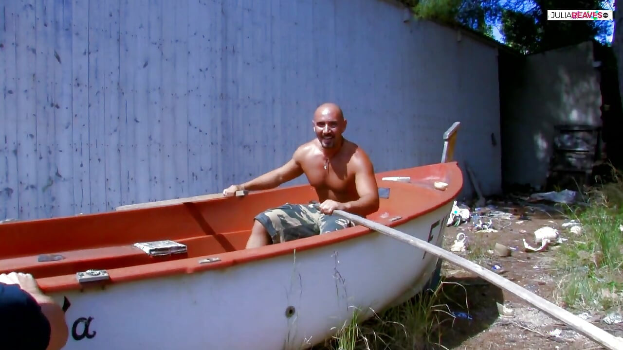 젖탱이를 보여주는 핫한 소녀