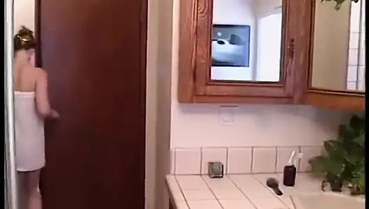 Üniversiteli kız iyi bir göt sikişinin tadını çıkarıyor