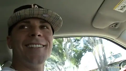 Güzel bir yabancı sarışına binip amını yalayarak yardım ediyor