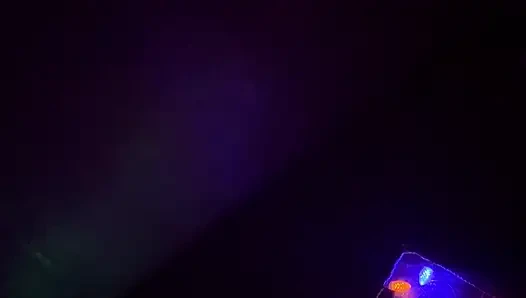 Alt kız pembe oyuncakla kendini tatmin ediyor