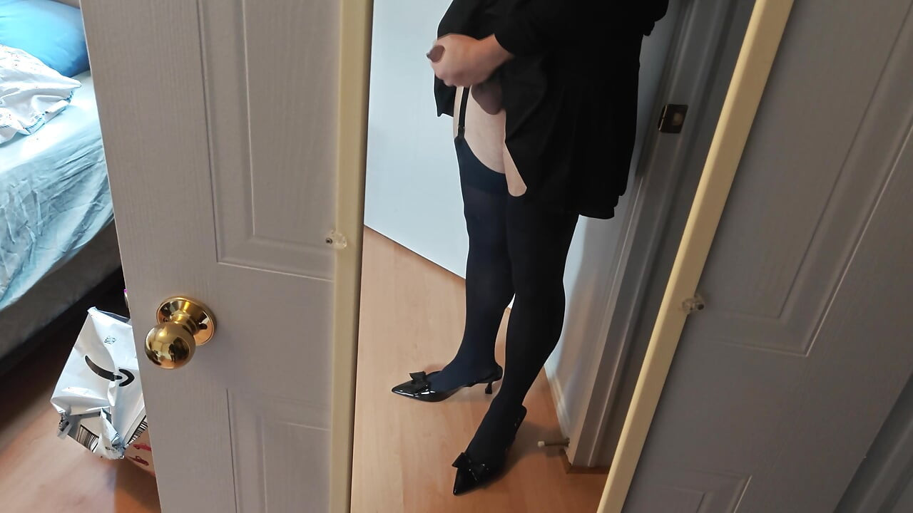 Salope de bureau travestie se branle et jouit partout sur ses bas et ses talons