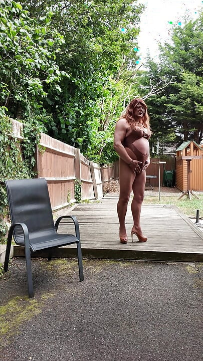 Sexy Crossdresser kellycd2022 em maiô marrom e dourado e salto alto